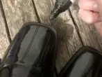 Schlieren am schwarzen Lackschuh entfernen