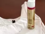 Haarspray mal anders verwenden: z.B. gegen abfärbende Schuhe