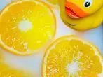Badezusatz mit Orangen und Sahne