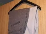 Hosen auf Kleiderbügel