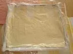 Weichen Blechkuchen-Teig ausrollen