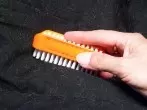 Katzenhaare mit Nagelbürste entfernen