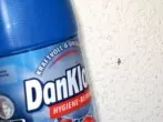 Dan Klorix gegen Kaffeeflecken auf Wand und Tapete