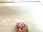 Duschtasse oder Wanne putzen: mit Duschpouf / Scrubbie