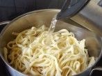 Spaghetti aufw&auml;rmen mit hei&szlig;em Wasser