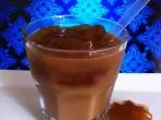 Eiskaffee oder Eistee - mit Würfeln von gefrorenem Kaffee oder Tee