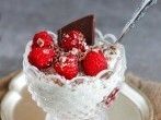 Stracciatellacreme mit <strong>Himbeeren</strong>
