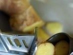 <strong>Ingwer</strong> mit der Knoblauchpresse zerkleinern