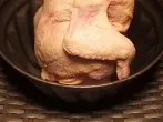 Huhn aufrecht braten: in einer Gugelhupfform