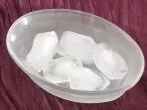 Bei Übelkeit und Völlegefühl: kleine Eiswürfel lutschen