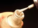 Gegen fettige / verfärbte Fugen in der Küche: Nagellack auftragen