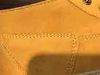 Speckige Flecken an Wildlederschuhen schnell entfernen