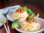 Superleichte Tomaten-Basilikum-<strong>Sommerpasta</strong>, schnell gemacht!