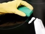 Glaskeramikfeld mit Zahnpasta reinigen