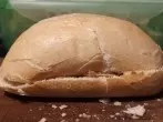 Brötchen vor dem Aufbacken aufschneiden