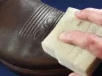 Schuhe wienern mit Schaumstoff