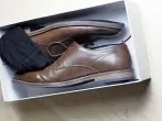 "Gute" Herrenschuhe mit Socken zusammen im Schuhkarton aufbewahren