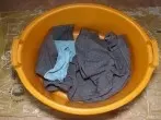 Plastiktüte als Wäscheschutz für herunterfallende Wäsche