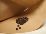 Gewürze in Mühlen füllen: mit Hilfe eines Kaffeefilters