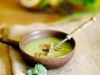 Brokkoli-Creme-Suppe mit Petersilienschaum