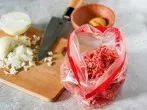 Hackfleisch sauber zubereiten: im Gefrierbeutel