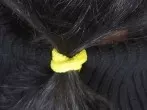 Lange Haare schonen: Haargummi ohne Metallstück verwenden