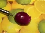 Finger schützen beim Zwiebelschneiden