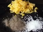 Leckere Würze aus Biozitronenschale, Salz und Pfeffer