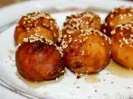 Frittierte Bananenkugeln zum Nachmittagskaffee