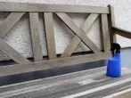 Gartenmöbel mit Sprühflasche "streichen"