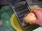 Paniermehl reiben ohne Dreck