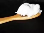 Haare von einer Haarbürste lassen sich leicht entfernen...