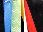 Reste vom Geschenkband aufbewahren - auf Sicherheitsnadel auffädeln
