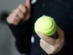 Hundespielzeug selber machen aus Tennisball & Waschhandschuh
