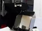 Kaffeevollautomat - Tresterfach sauber halten mit Küchenpapier