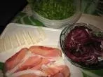 Gebratene Feta-Schinken-Rollen auf Blattsalaten