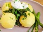 Gr&uuml;ner Spargel aus der <strong>Pfanne</strong> mit <strong>Minikartoffeln</strong>