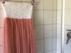 Zerknitterte Kleider beim Reisen: Falten beseitigen