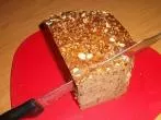 Rundes Brot mit dem Messer aufschneiden