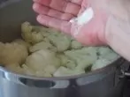Blumenkohl beim Kochen weiß halten