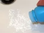 Glänzende Handwaschbecken mit Babypuder