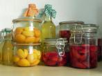 Einwecken: verschiedene Obst- und Gem&uuml;sesorten