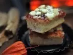 Streusel aus Brot auf Zwetschgenkuchen