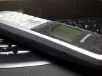 Tastatur und altes Telefon als Kinderspielzeug
