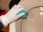 Benutzte Einmal-Gummihandschuhe weiterverwenden