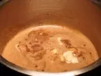 Schnelle schokoladige Sauce zu Eiscreme