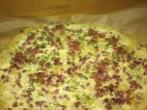 <strong>Flammkuchen</strong> mit Hefeteig und Fr&uuml;hlingszwiebeln