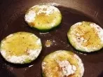 Würzmehlreste aufheben - Zucchinischeiben mit Würzmehl braten