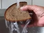 Wie altes, trockenes Brot wieder gut schmeckt