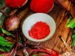 Selbstgemachte rote Lippenpflege